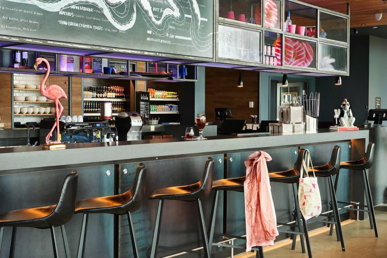 Отель Moxy Edinburgh Airport Инглистон Экстерьер фото
