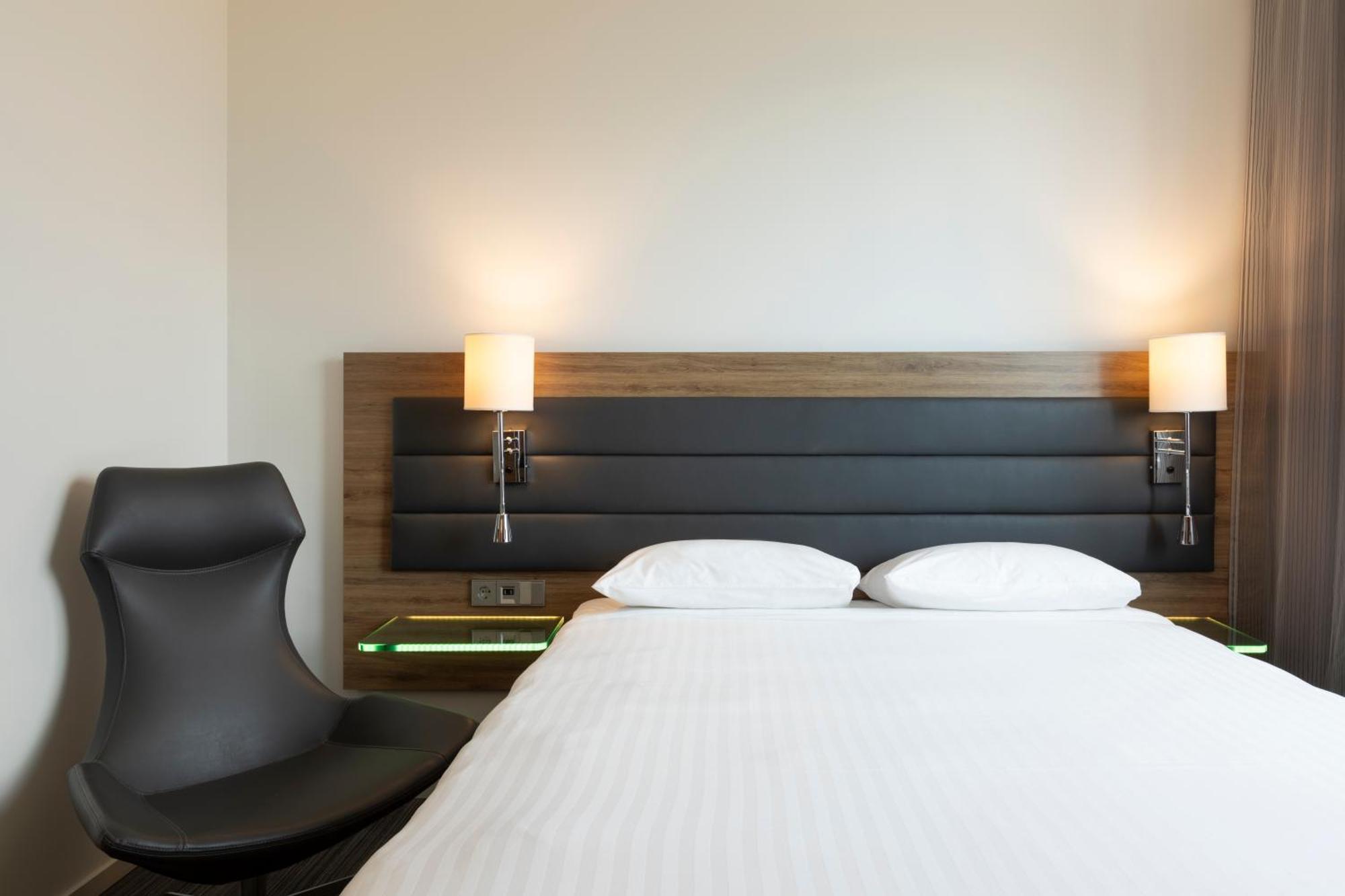 Отель Moxy Edinburgh Airport Инглистон Экстерьер фото