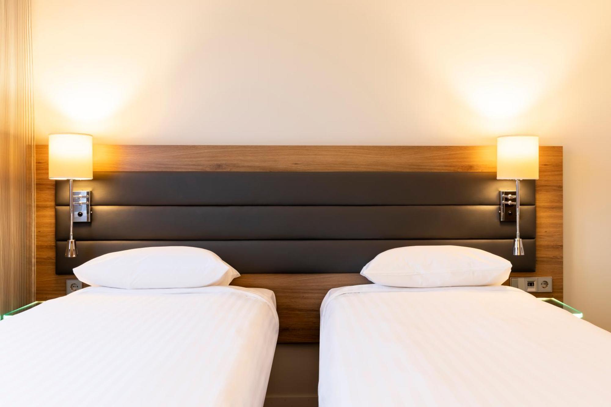 Отель Moxy Edinburgh Airport Инглистон Экстерьер фото