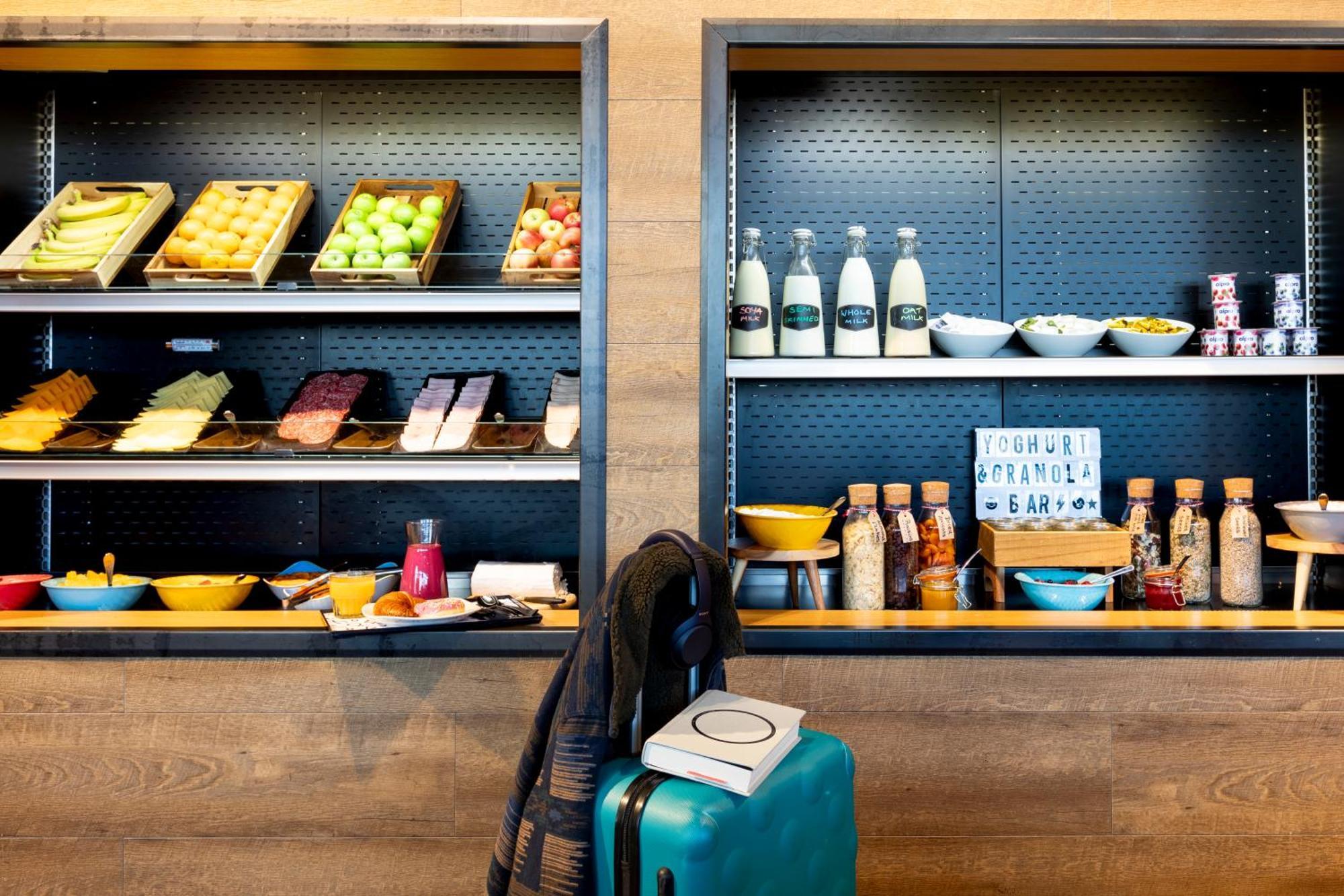 Отель Moxy Edinburgh Airport Инглистон Экстерьер фото