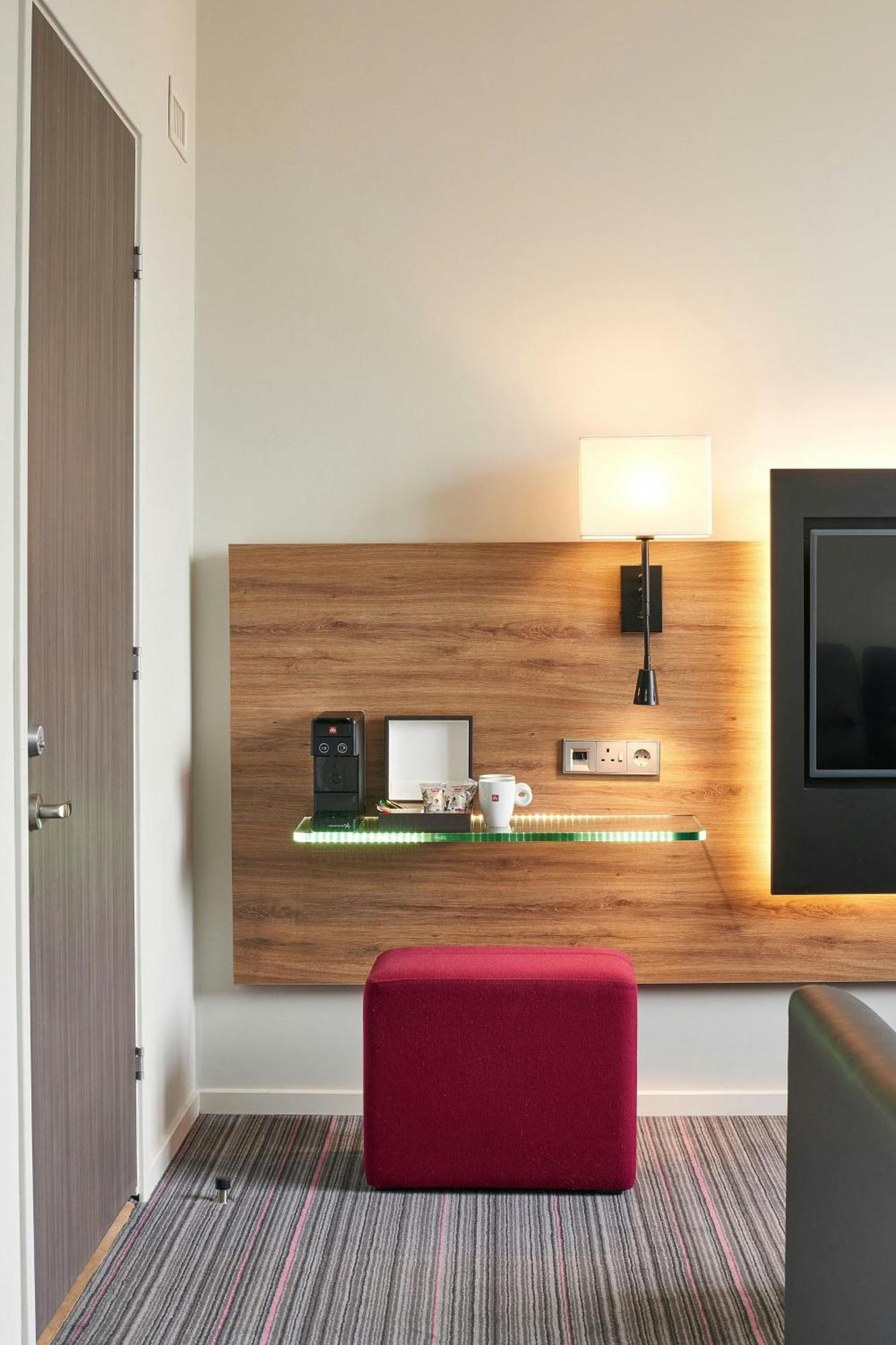 Отель Moxy Edinburgh Airport Инглистон Экстерьер фото