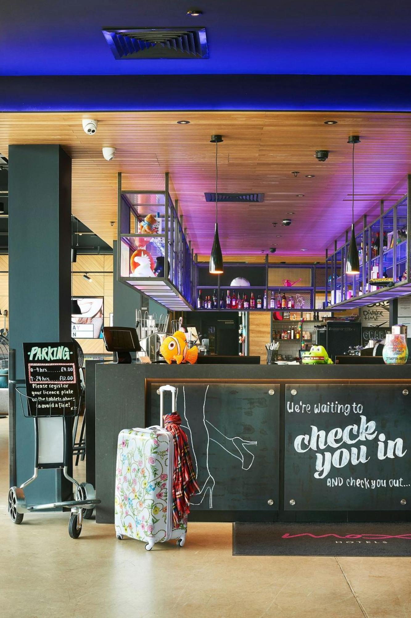 Отель Moxy Edinburgh Airport Инглистон Экстерьер фото