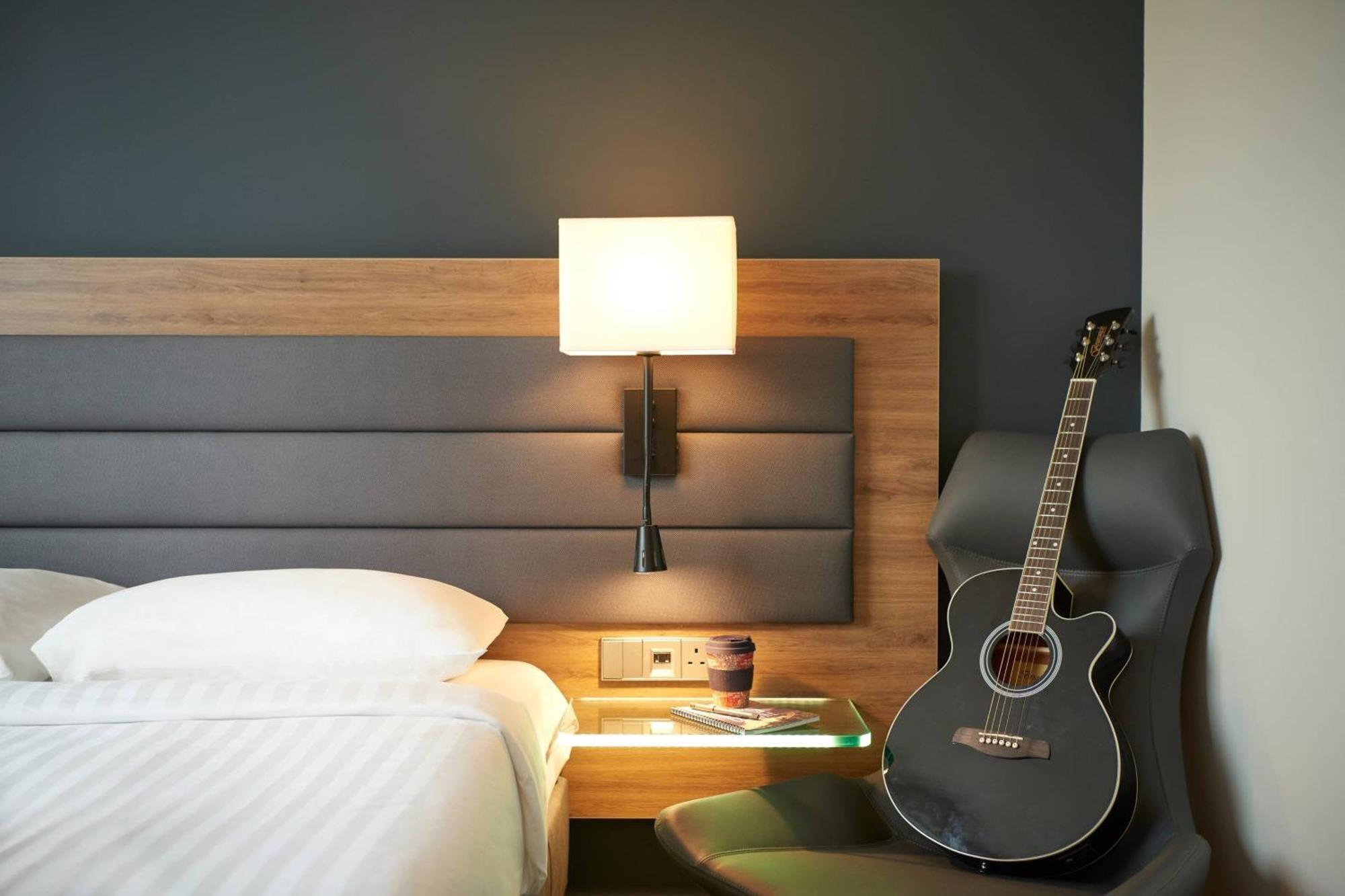 Отель Moxy Edinburgh Airport Инглистон Экстерьер фото