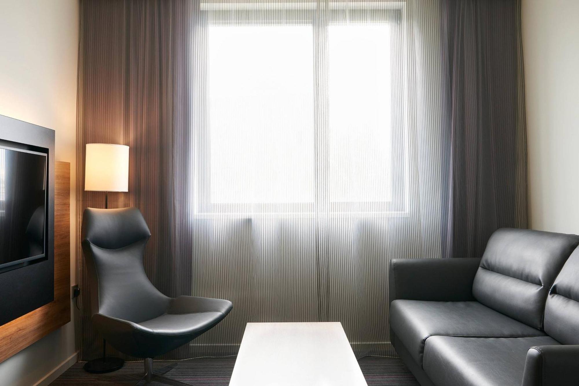 Отель Moxy Edinburgh Airport Инглистон Экстерьер фото