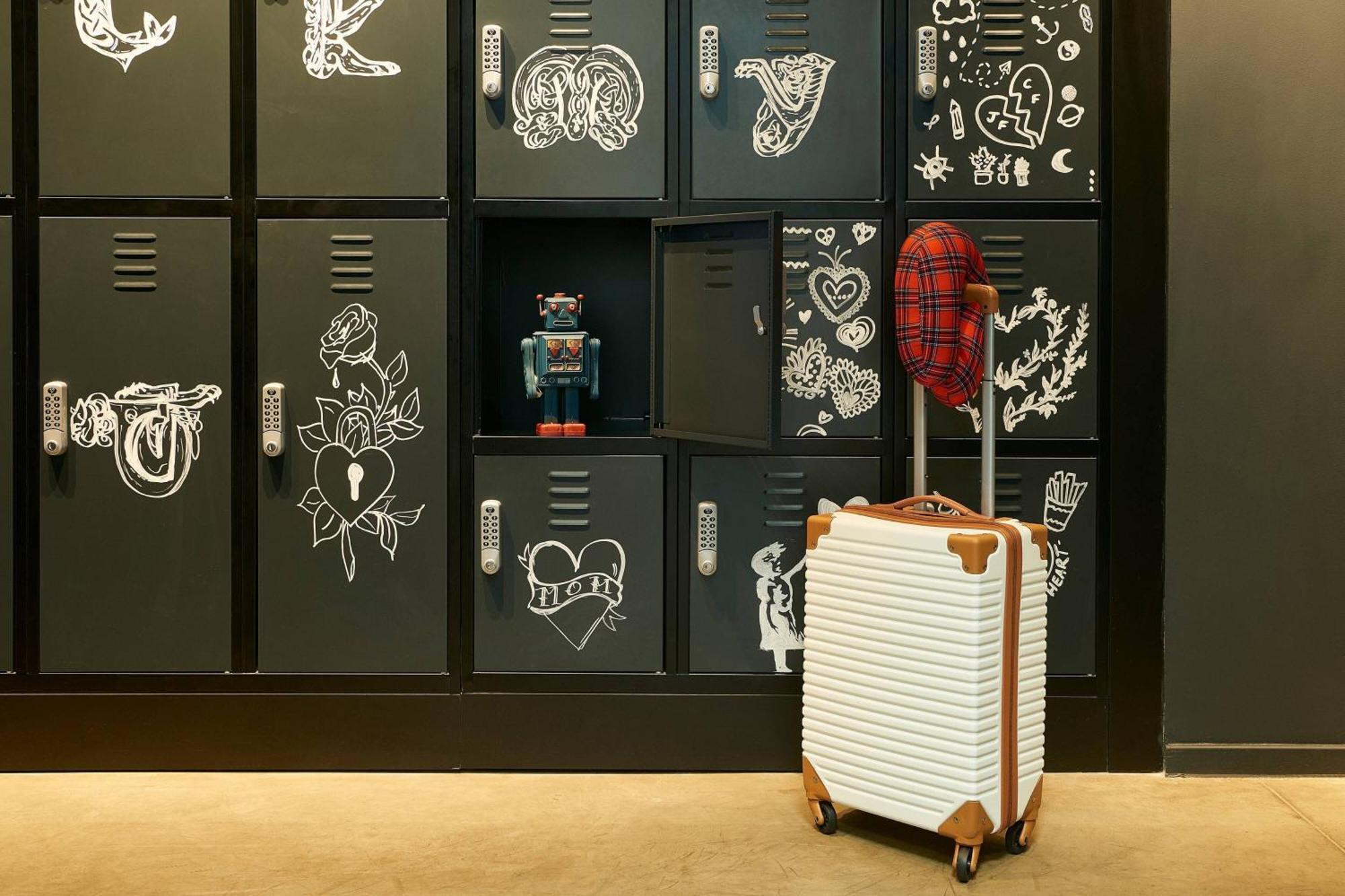 Отель Moxy Edinburgh Airport Инглистон Экстерьер фото