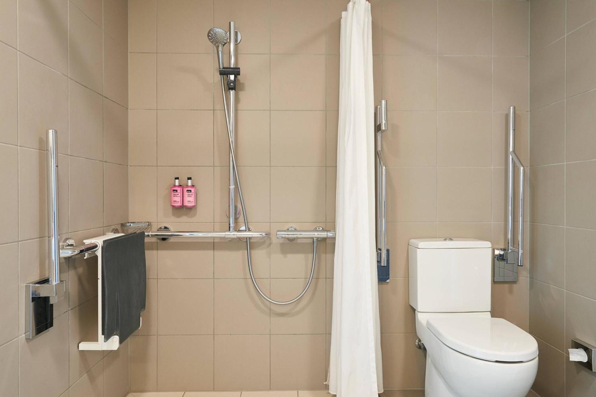 Отель Moxy Edinburgh Airport Инглистон Экстерьер фото