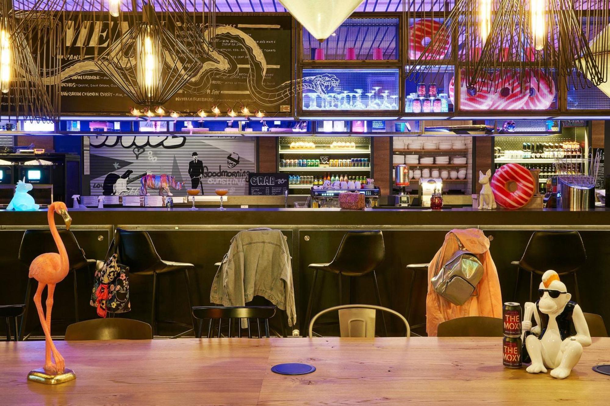 Отель Moxy Edinburgh Airport Инглистон Экстерьер фото