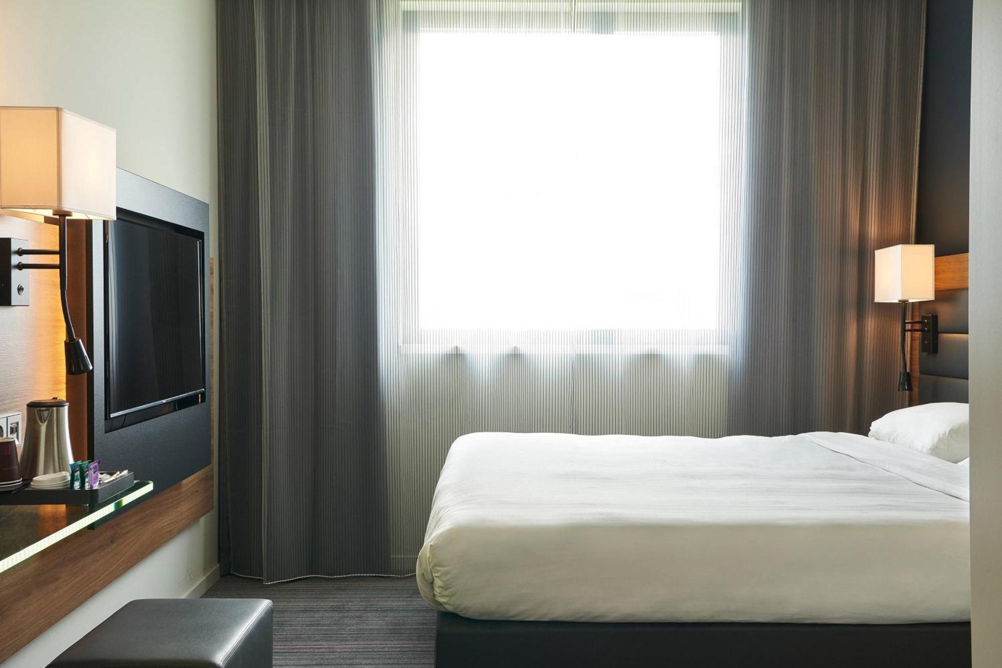 Отель Moxy Edinburgh Airport Инглистон Экстерьер фото