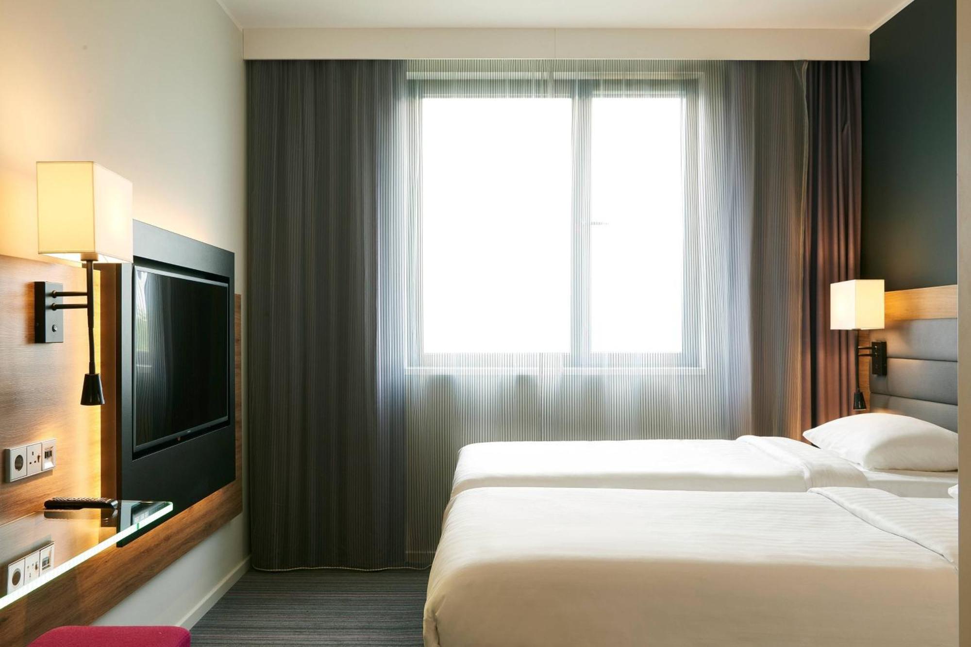 Отель Moxy Edinburgh Airport Инглистон Экстерьер фото