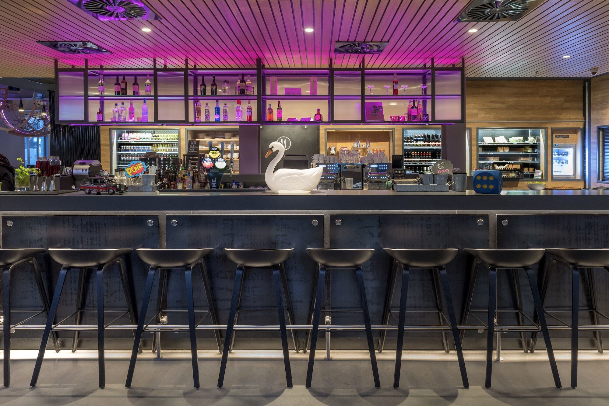 Отель Moxy Edinburgh Airport Инглистон Экстерьер фото