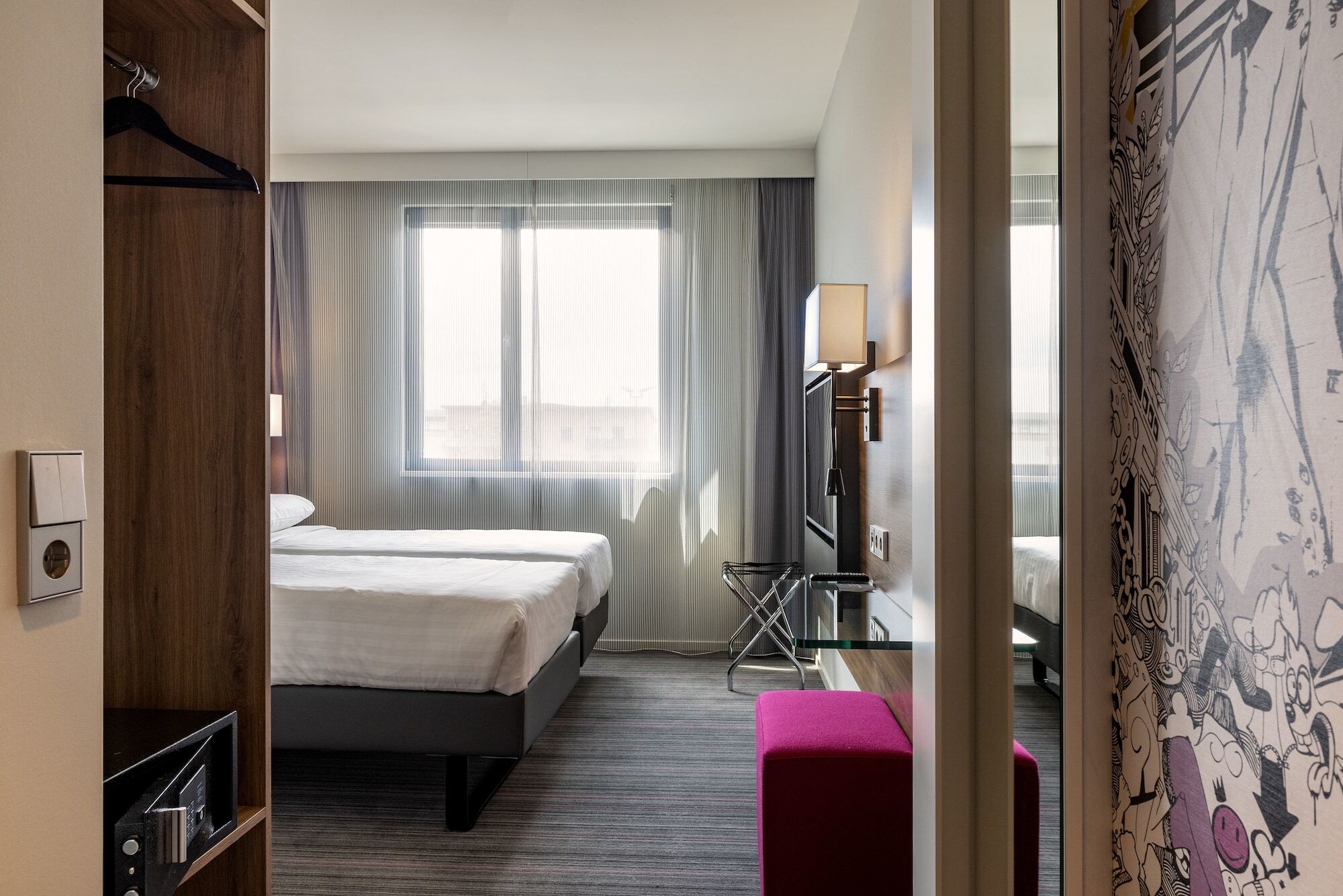 Отель Moxy Edinburgh Airport Инглистон Экстерьер фото