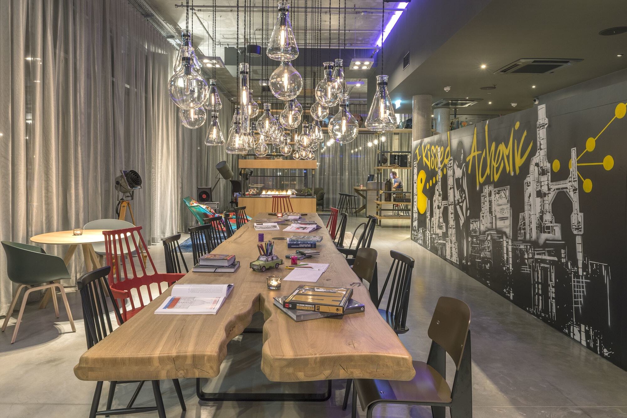 Отель Moxy Edinburgh Airport Инглистон Экстерьер фото