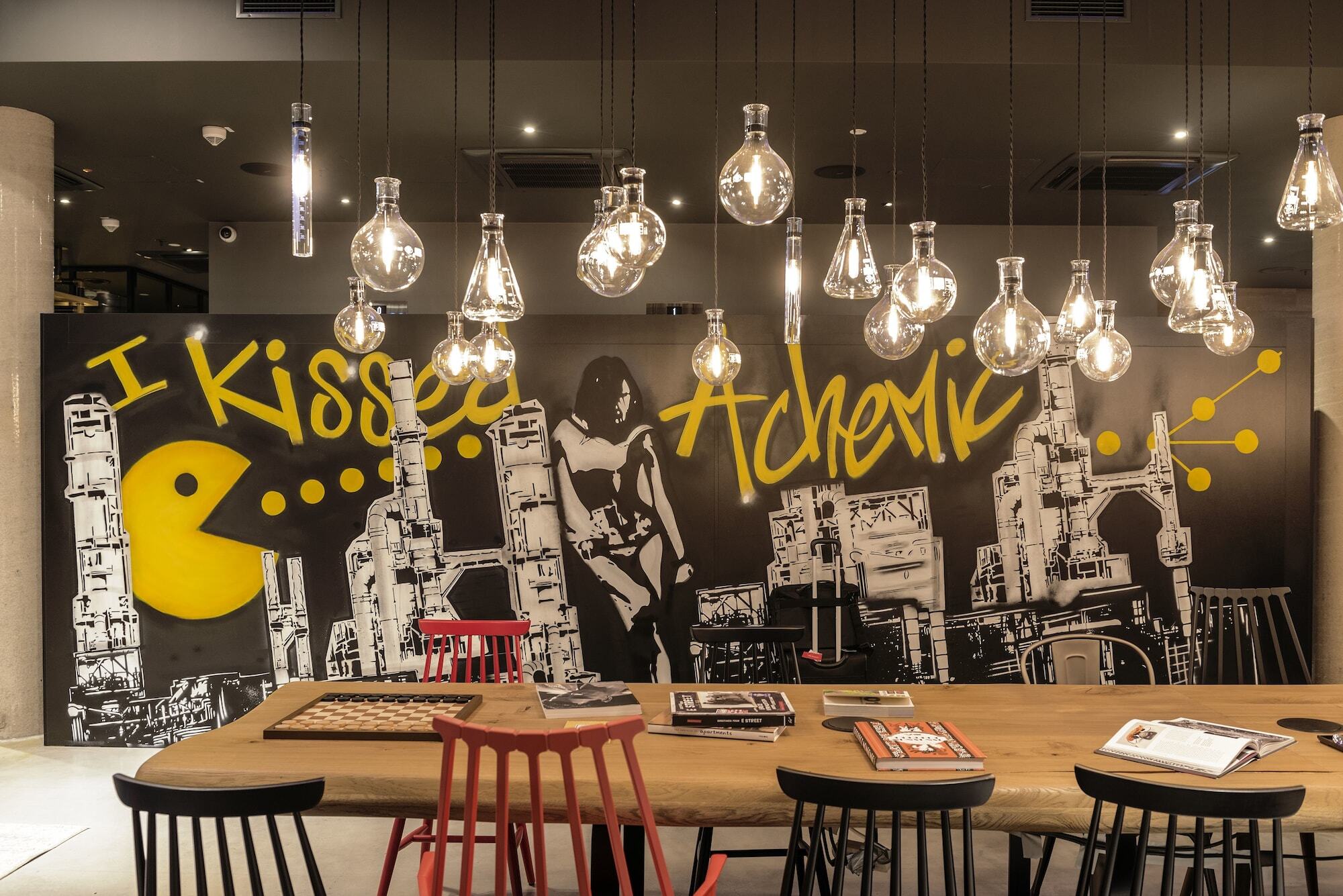 Отель Moxy Edinburgh Airport Инглистон Экстерьер фото