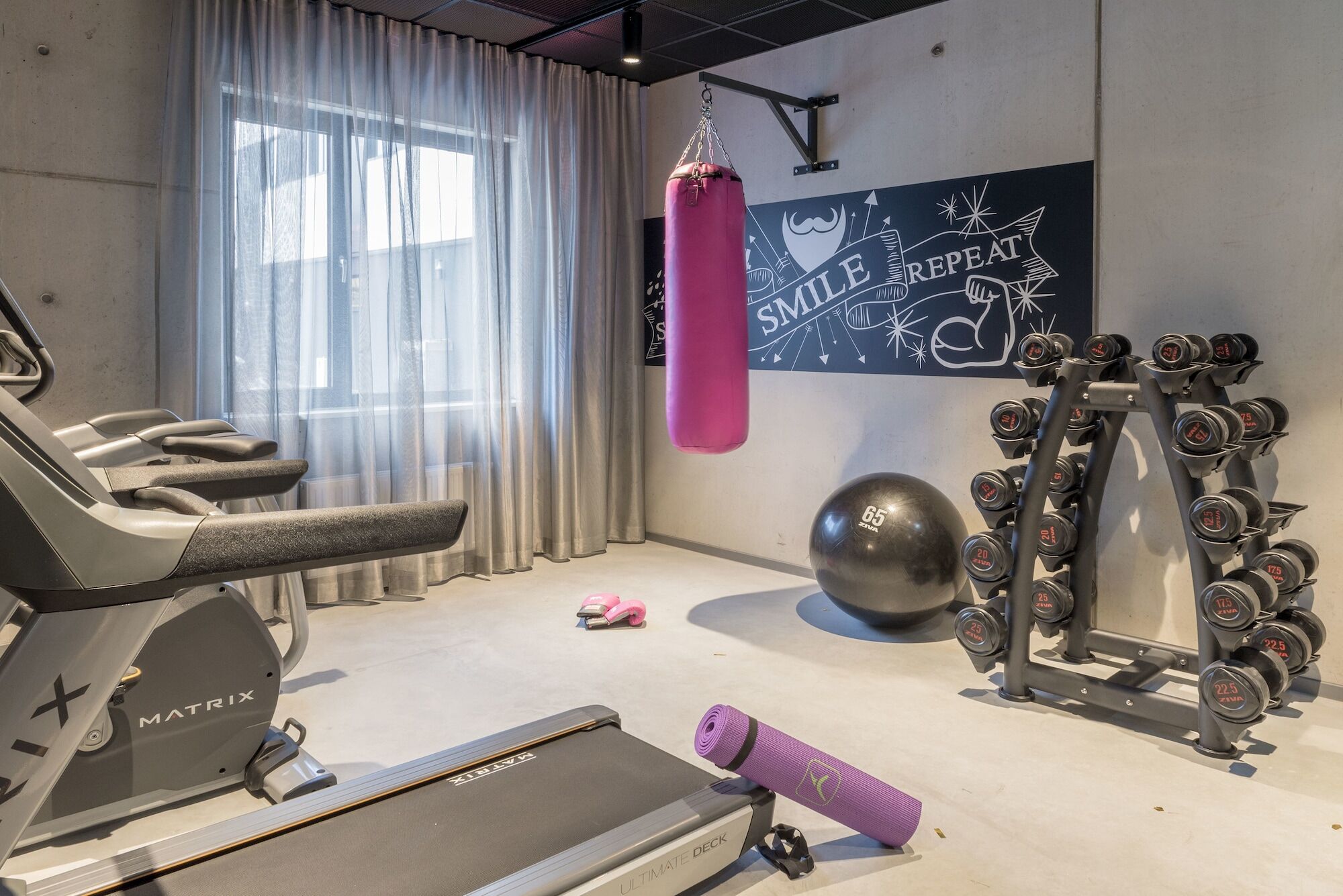 Отель Moxy Edinburgh Airport Инглистон Экстерьер фото