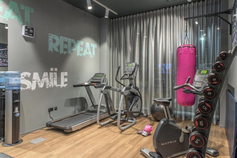 Отель Moxy Edinburgh Airport Инглистон Экстерьер фото