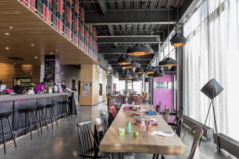 Отель Moxy Edinburgh Airport Инглистон Экстерьер фото