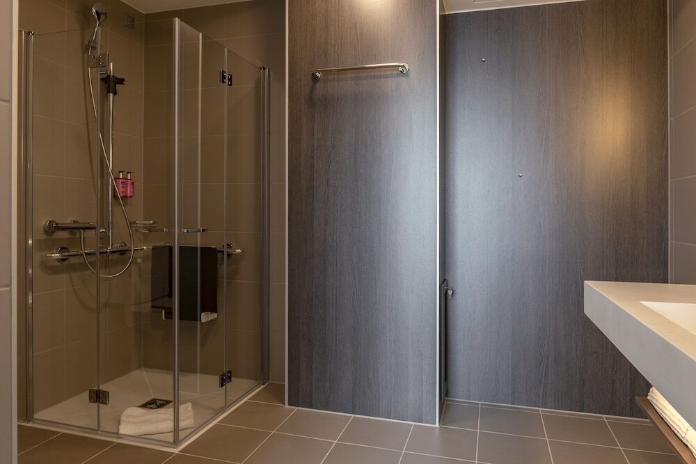 Отель Moxy Edinburgh Airport Инглистон Экстерьер фото
